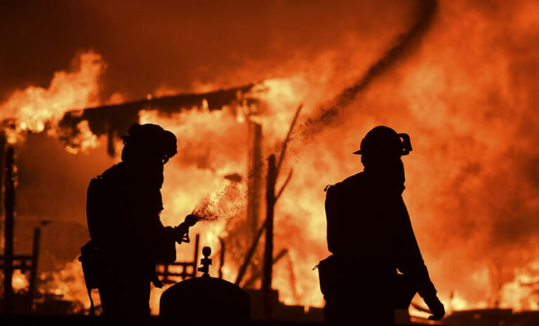 Incendios infernales azotan el norte de California