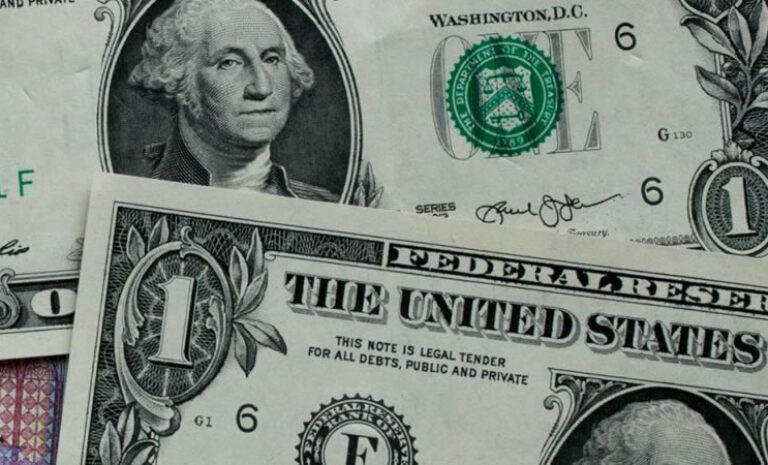 El dólar vuelve a bordear los $700, dejando atrás días a la baja