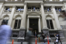 Argentina extiende hasta finales de mayo el plazo para renegociar su deuda externa