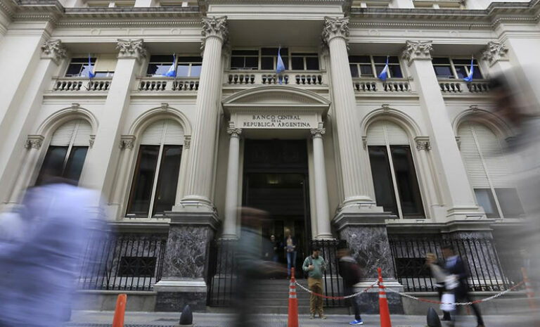 Argentina extiende hasta finales de mayo el plazo para renegociar su deuda externa