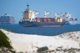 Demoras comerciales a causa del bloqueo del Canal de Suez se extendería hasta por 4 meses