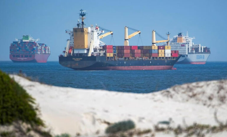 Demoras comerciales a causa del bloqueo del Canal de Suez se extendería hasta por 4 meses