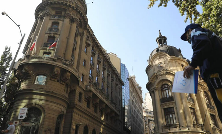 Bolsa de Santiago suscribe acuerdo tecnológico y económico con la BVRD