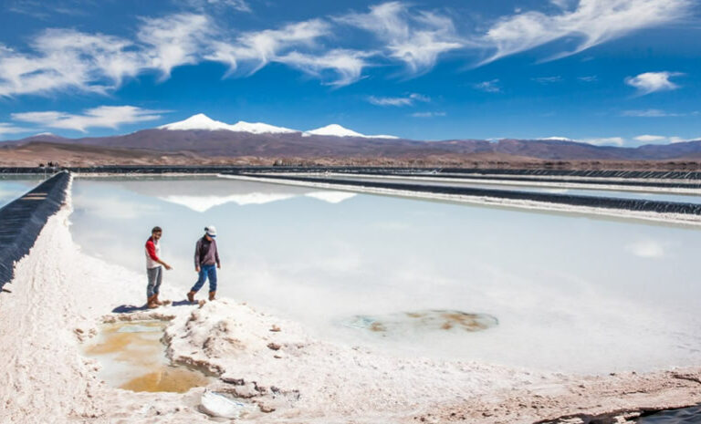 Argentina y Bolivia suscriben contratos para la exploración y producción de yacimientos de litio