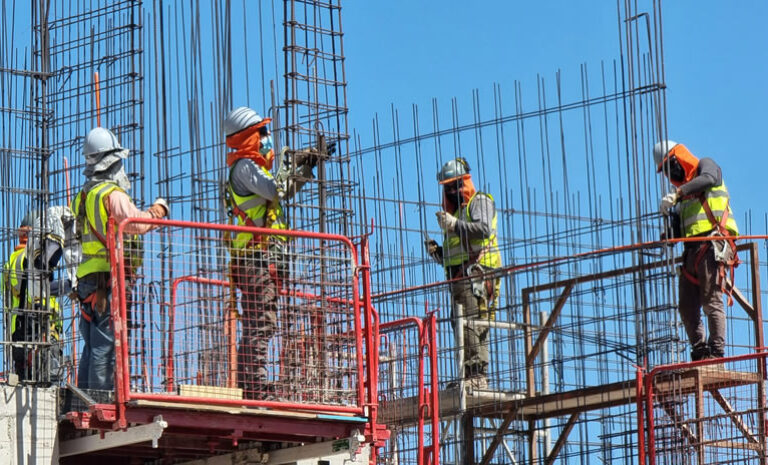 CChC prevé que la inversión en construcción caerá 5,9% en 2023