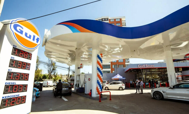 Gigante petrolera Gulf llega a Chile: Anuncia la apertura de estaciones de servicio y tiendas de conveniencia