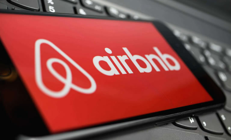 Airbnb reporta utilidades por US$819 millones en el primer semestre, destaca crecimiento en América Latina